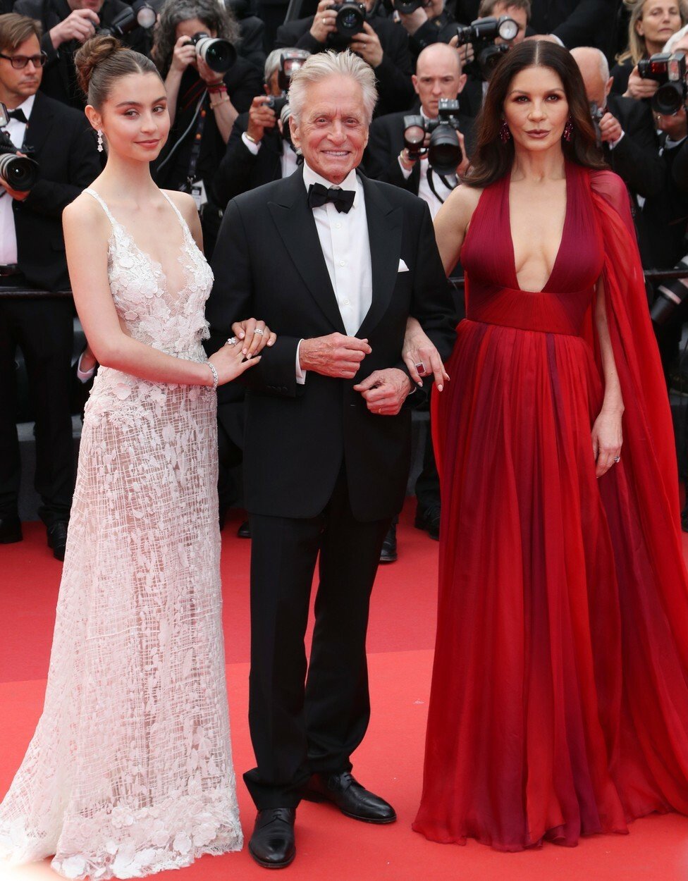 Cannes 2023: Dcera Catherine Zety-Jones a Michaela Douglase, Carys Zeta Douglas, debutovala na filmovém festivalu v Cannes.