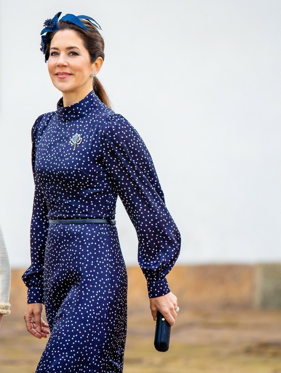 Dánská královna Mary vynesla obdobné šaty s opaskem v roce 2021.