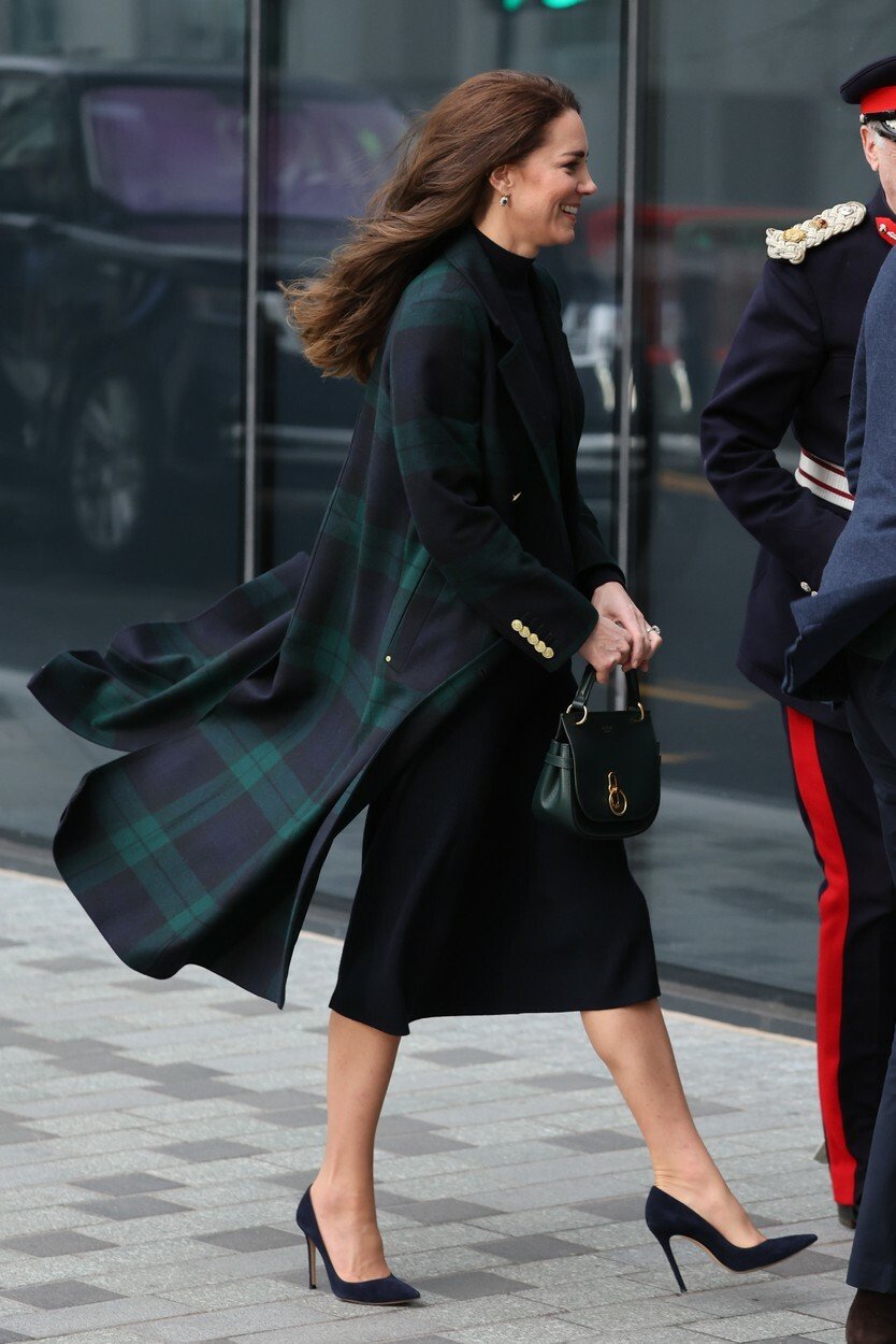 V lednu 2023 oblékla Kate při návštěvě Liverpoolu tartanový kabát v modro-zeleném zbarvení.
