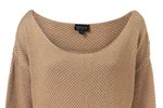 Béžový, pudrově narůžovělý pulovr s vytkávaným piké vzorem, v prodloužené délce s lodičkovým výstřihem je vhodný pro každý věk a dává možnost k řadě kombinací. (Topshop, 1100 Kč)) Tip na styling: Rovná sukně - v mini délce či ke kolenům. Také kalhoty s úzkými či širokými nohavicemi. Lze podvléknout košili, na krk uvázat šátek a svetr přepásat řemenem. Ať už v pase nebo na bocích.