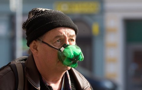 Rouška z PET lahve nebo podprsenky: Vynalézavost lidí nezná mezí