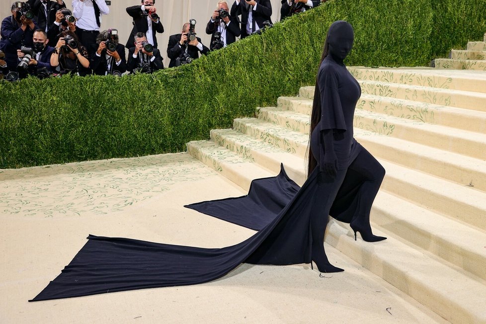 Kim Kardashian v modelu Balenciaga na Met Gala.