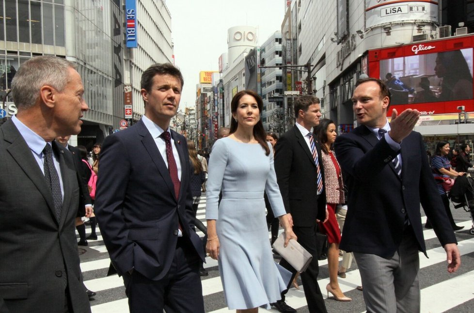 Totožné šaty avšak v pastelově modré barvě oblékla nyní nová dánská královna Mary při příležitosti návštěvy v Tokyu v roce 2015.