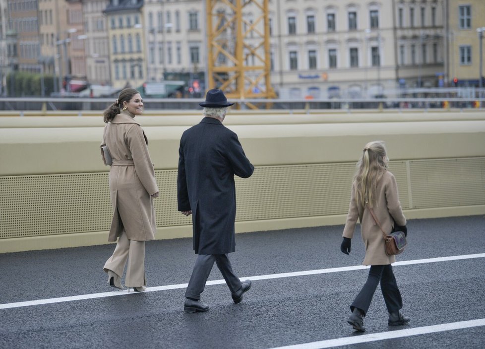 Švédská princezna Estelle se svým dědem a maminkou
