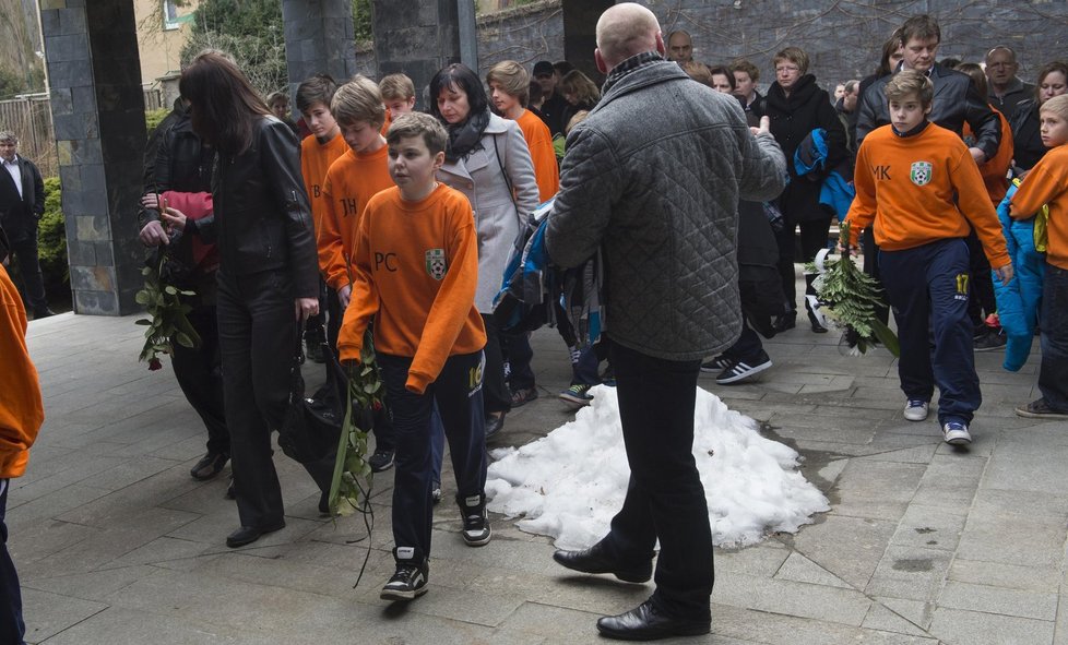 Malí fotbalisté přišli na pohřeb v v oranžových mikinách s nápisem Fotbalová škola Milovice