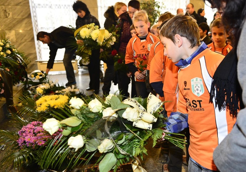 Malí fotbalisté položili svému trenérovi na rakev květiny