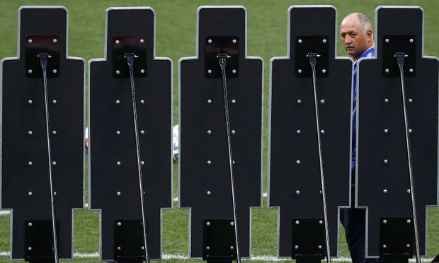 Trenér Brazílie Scolari dohlížel na trénink přímých kopů vybraných hráčů. Trenér Brazílie Scolari dohlížel na trénink přímých kopů vybraných hráčů.