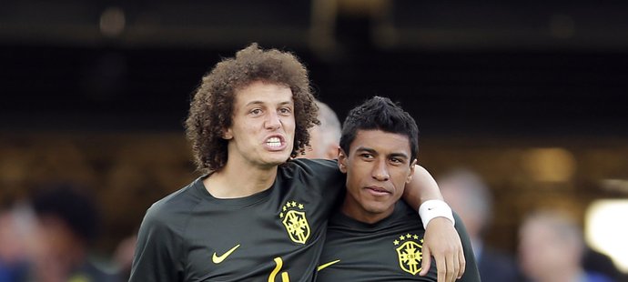 David Luiz a záložník Paulinho stihli během tréninku i žertovat.