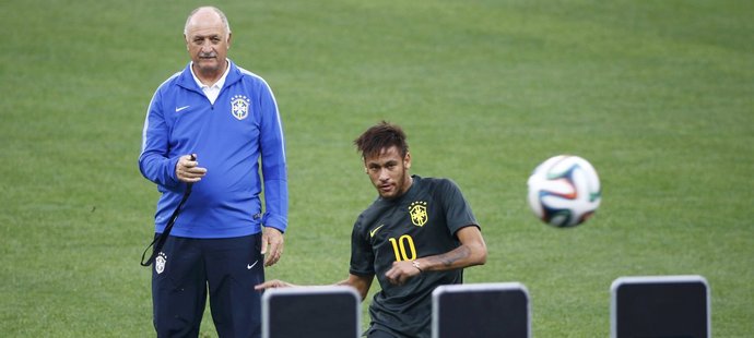 Brazilský útočník Neymar pilně trénuje přímé kopy, dohlíží na něj trenér Scolari.