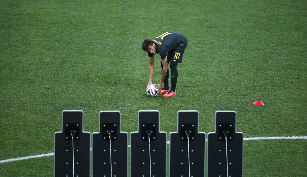 Neymar trénuje přímé kopy, zrovna si staví míč.