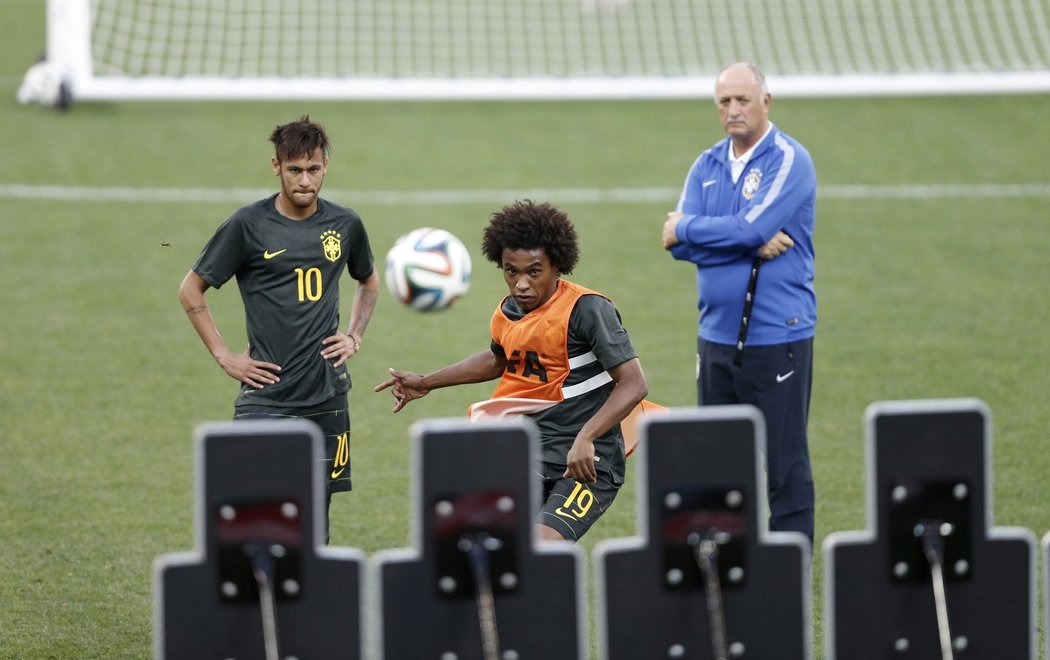 Neymar a Willian trénují přímé kopy za dozoru trenéra Scolariho.