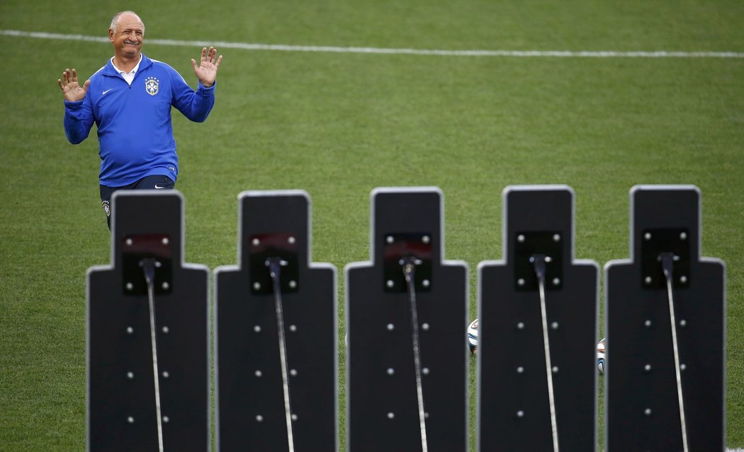 Trenér Brazílie Scolari dohlížel na trénink přímých kopů vybraných hráčů.