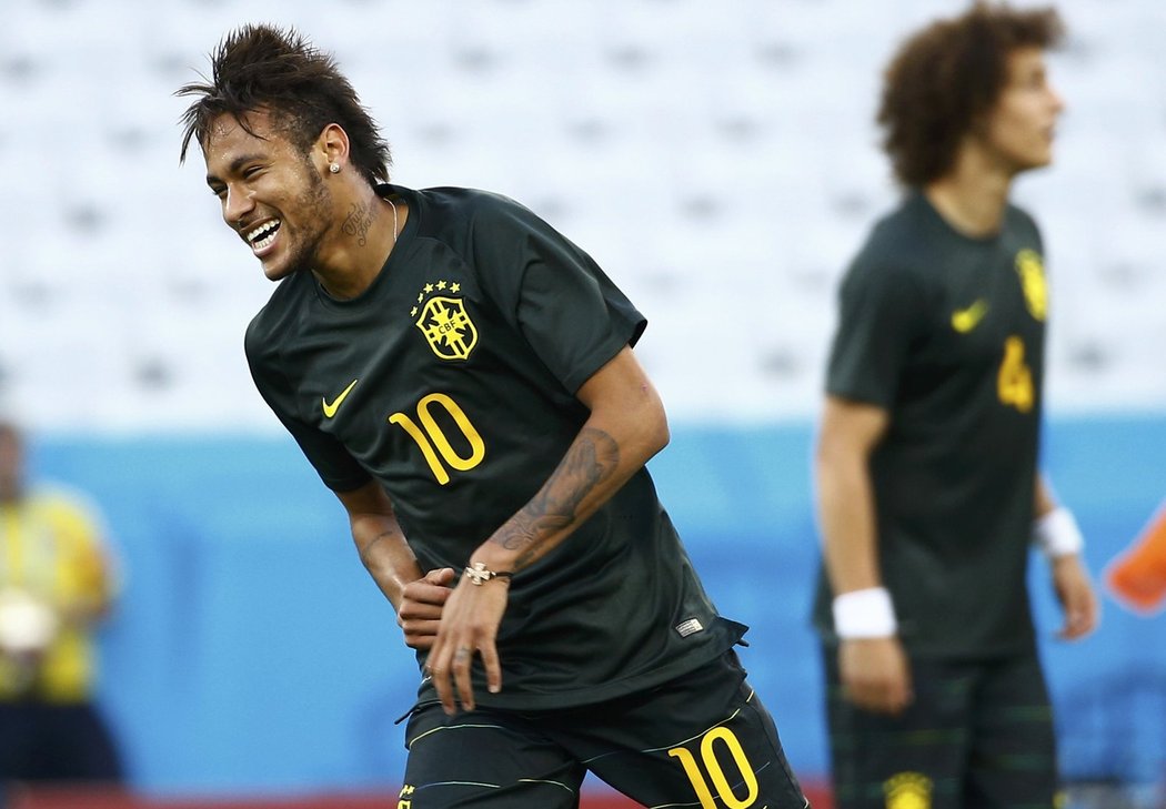 Útočník Neymar na trénink Brazilců.