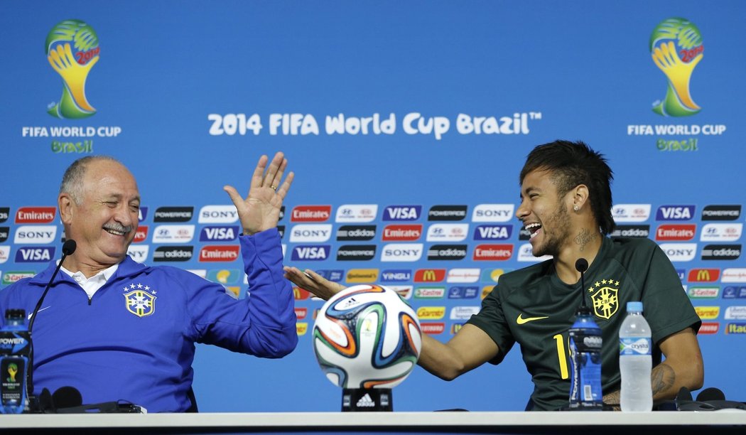 Trenér Scolari i jeho útočník Neymar měli na tiskové konferenci s novináři dobrou náladu.