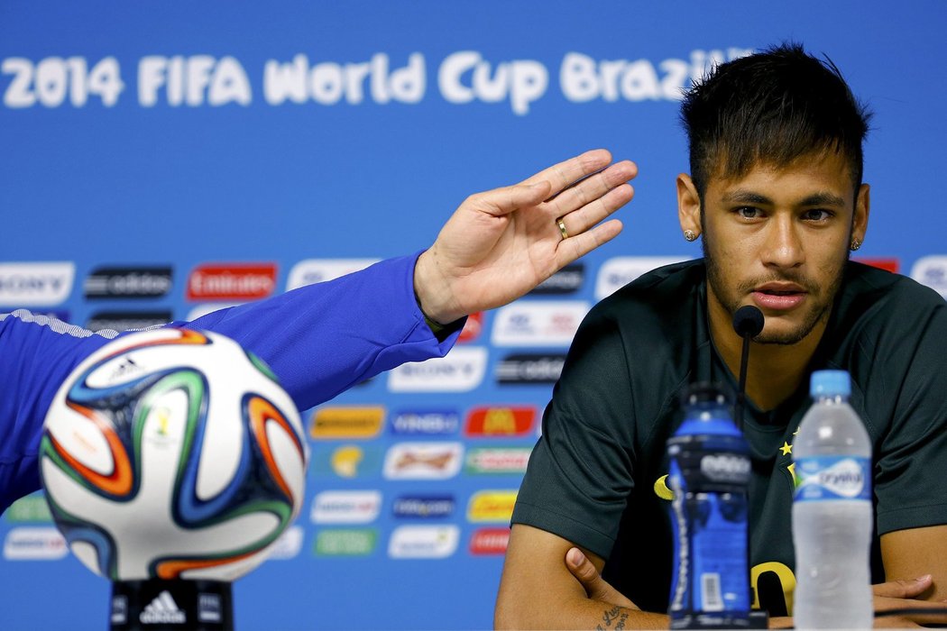 Neymar měl na tiskové konferenci dobrou náladu.