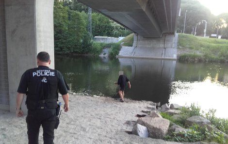 Než přijeli strážníci, chlapík už měl »vypráno« a byl oblečený v mokrém. 