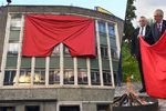 Galerie v Londýně vyvěsila rudé trenýrky: „Tyhle žádný politik nespálí“