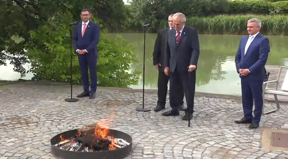 Miloš Zeman na Hradě spálil trenky.