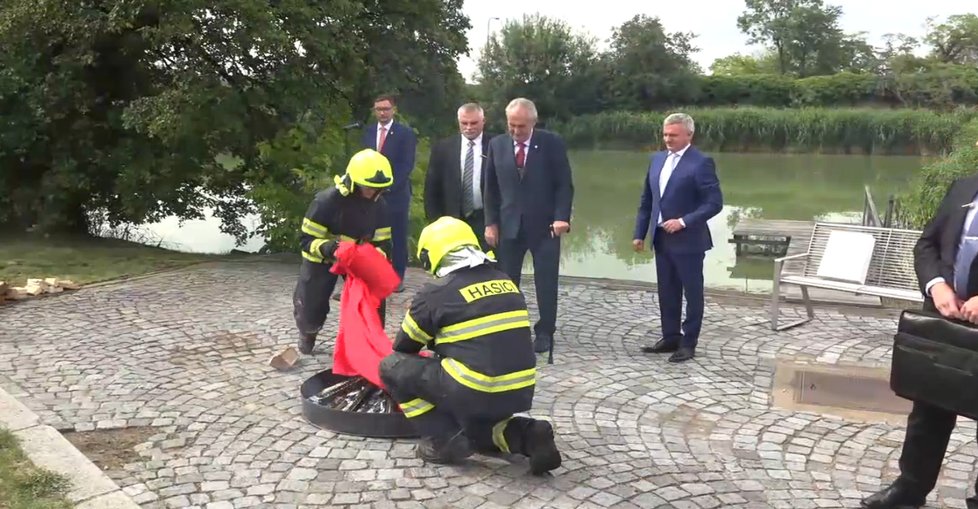 Miloš Zeman na Hradě spálil trenky.