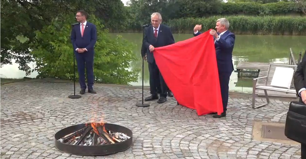 Miloš Zeman na Hradě spálil trenky.