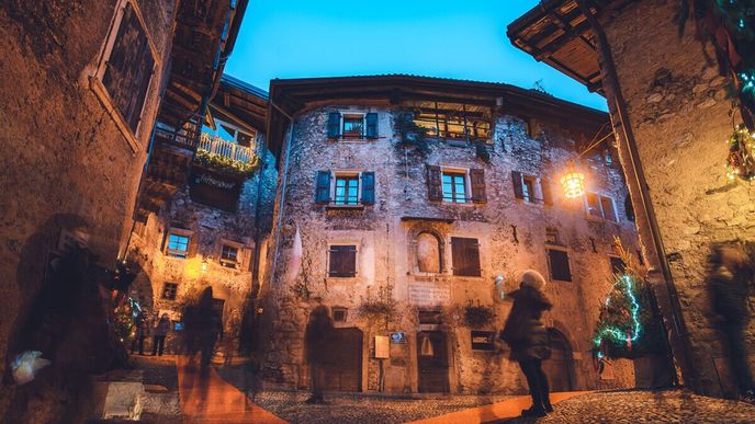 Vůně hřebíčku a čerstvě upečených sušenek se line v uličkách městečka Canale di Tenno. Vůně hřebíčku a čerstvě upečených sušenek se line v uličkách městečka Canale di Tenno.