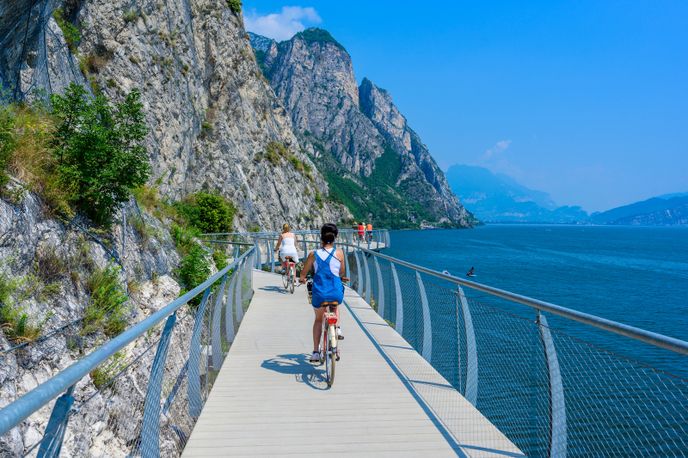 Cyklostezka podél jezera Garda.