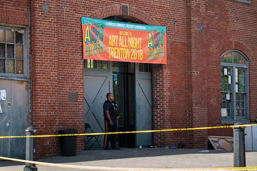 Jedna osoba zemřela a dvacet dalších bylo zraněno při střelbě na kulturním festivalu v Trentonu ve státě New Jersey na východě USA.