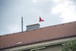 Na jednom z domů na Ortenově náměstí vlají červené trenky.