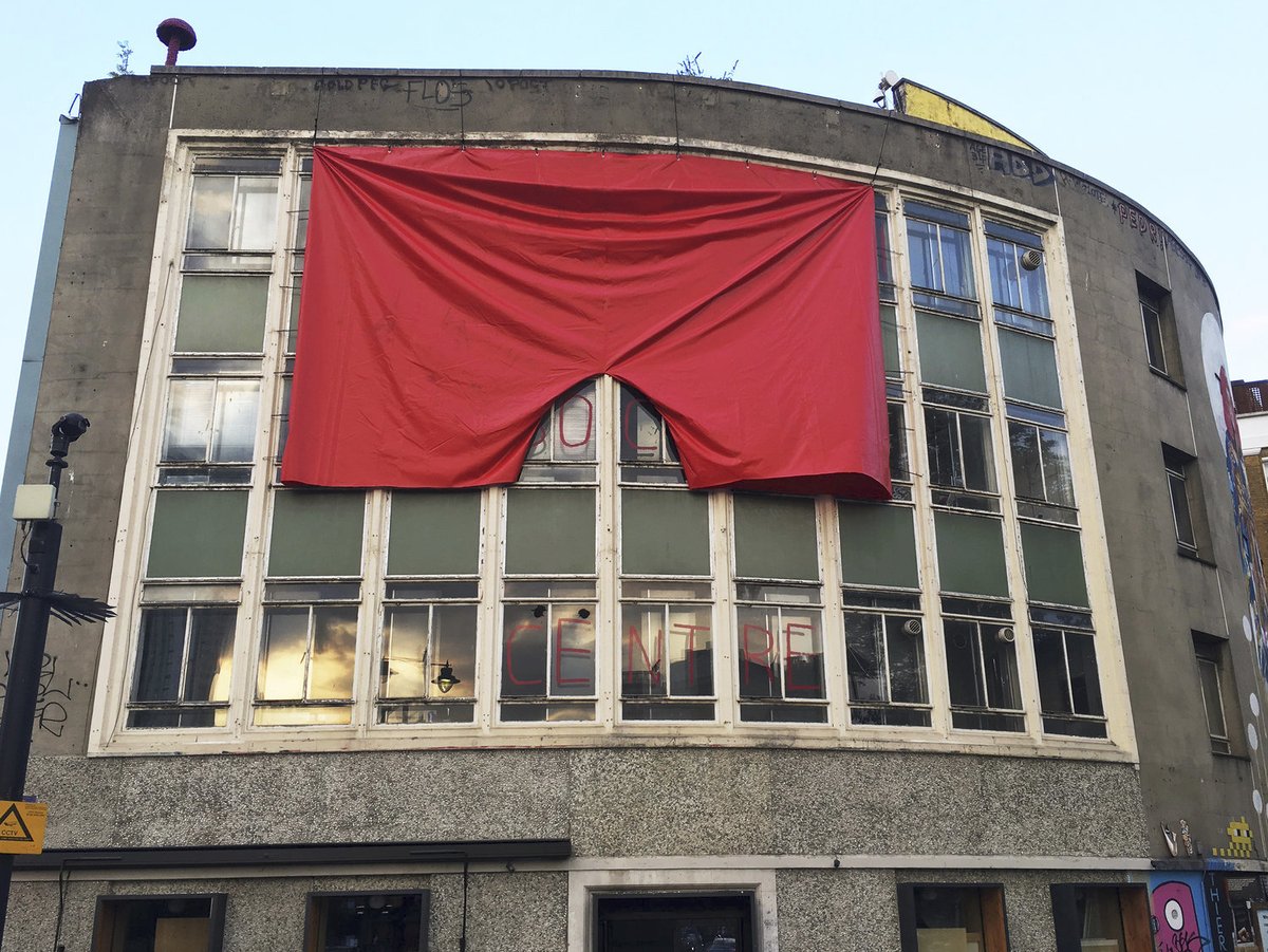 Galerie v Londýně vyvěsila rudé trenýrky: „Tyhle žádný politik nespálí“