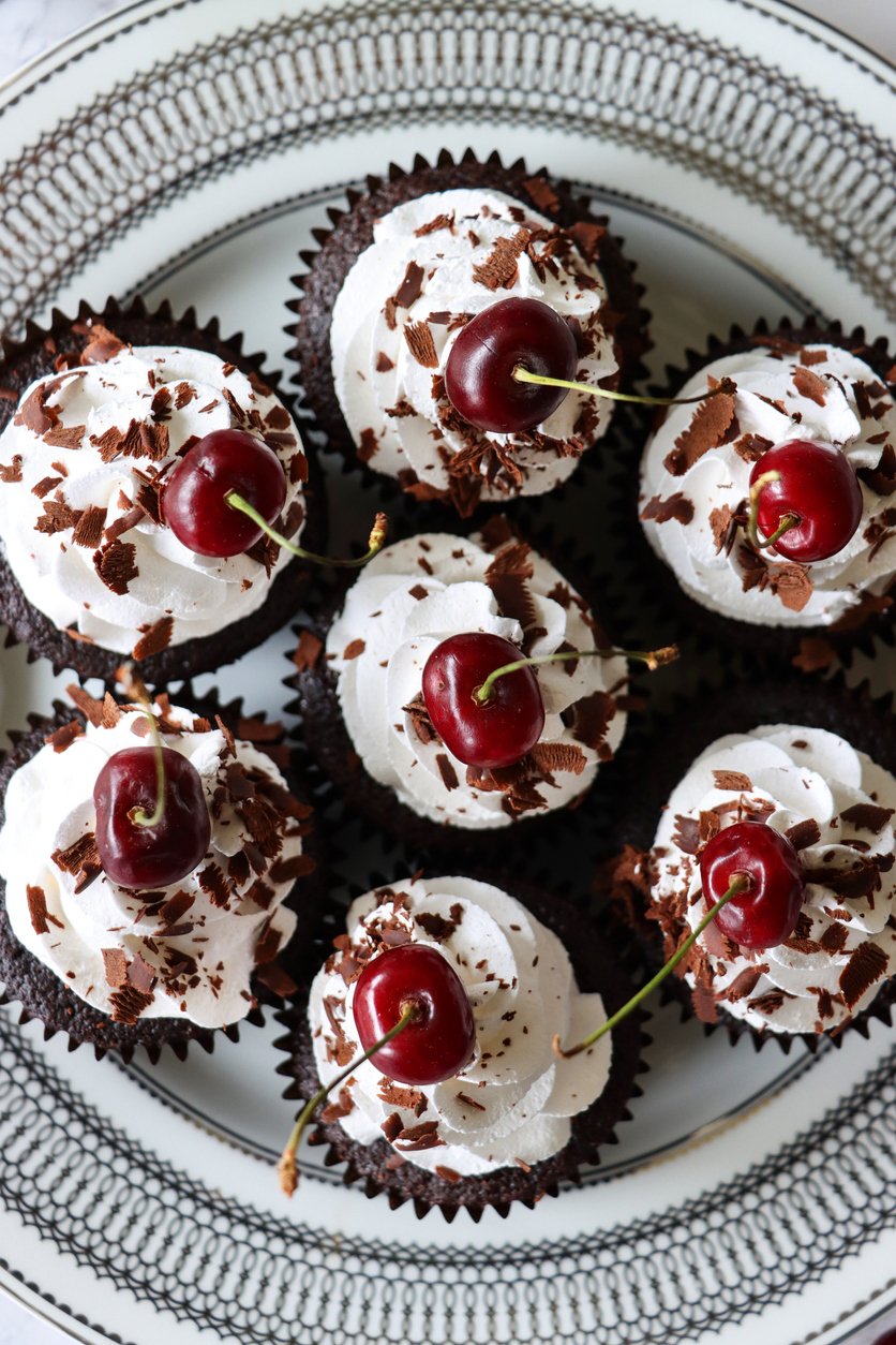 Krásně vypadají i cup cakes s třešněmi