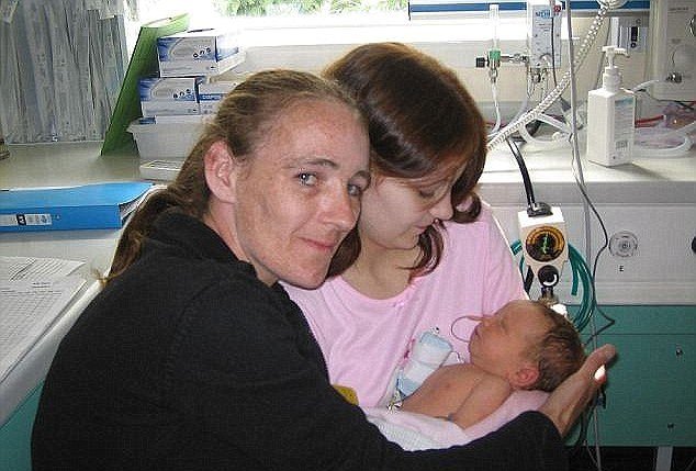 Tressa porodila ve 12 letech. Na snímku s matkou, která zemřela v roce 2012.