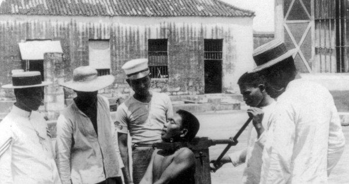 Poprava odsouzeného prostřednictvím garotty na Manilách v roce 1890