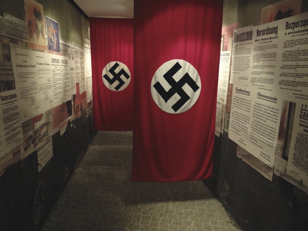 Vlajka s hákovým křížem v někdejší Schindlerově továrně v Krakově upravené na muzeum