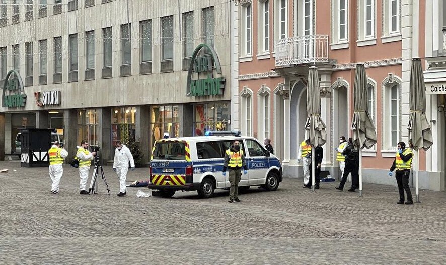 Policie pěší zónu uzavřela.