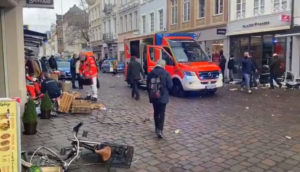 Policie pěší zónu uzavřela.