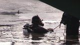 Policejní potápěči pročesávali dno Vltavy: Vylovili ukradený trezor, cennosti v něm ale chyběly