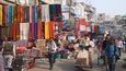 Nejoblíbenější a největší trh v Dillí, Chandni Chowk, funguje už od roku 1650 poblíž Červené pevnosti. V rušném bludišti se sice není snadné zorientovat, různé zboží však má vyhrazené různé části trhu – sdružují se tady knihkupci, krejčí, klenotníci, jedna část je určena pro prodej ovoce a zeleniny, jiná pak oblečení – najdete tu vše od koření po satén. Ti línější zákazníci projíždějí davy nakupujících v rikšách.
