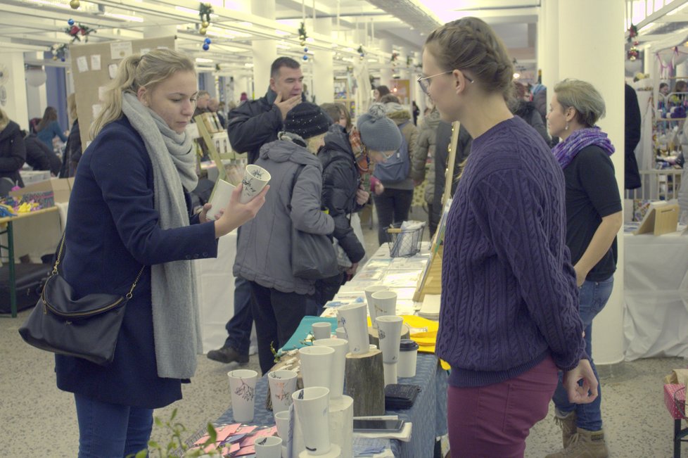 Zakoupit lze šperky, keramiku, sklo, porcelán, svíčky, různorodé oděvní výrobky, cukroví, výrobky z přírodních materiálů, a mnoho dalších originálních výrobků.