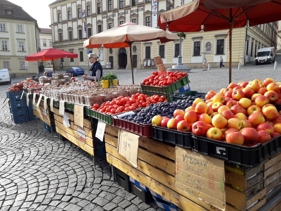 Díky výjimečnému počasí mohou lidé ještě poslední týden v roce nakupovat zeleninu, ovoce, koření, bylinky a produkty zahrádkářů pod širým nebem na proslulém Zelném trhu v centru Brna.