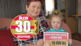 Výherní šek převzala s Brigitou Plankovou i její vnučka Johanka (4).