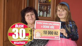 Jana Kajsturová šek převzala s vnučkou Elenkou (5).