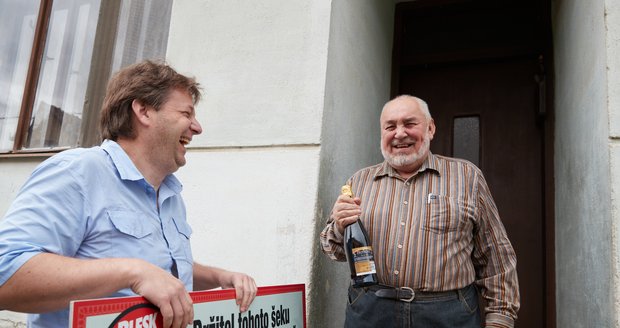 Redaktor Blesku Zdeňku Horkému hned k výhře gratuloval a předal i lahev bublinek.