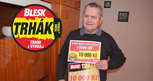 Václav Kolář přidal k prvnímu šeku z roku 2017, jejž si schoval na památku, druhý. Oba mu přinesly 10 tisíc.