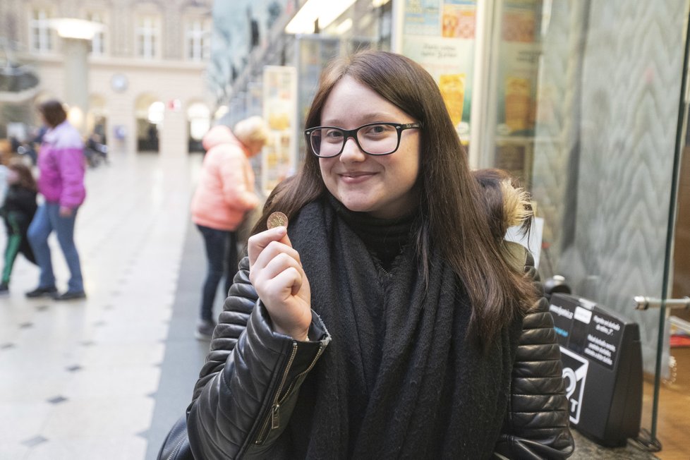 ... a Simona během chvíle odešla s úsměvem i padesátikorunou.