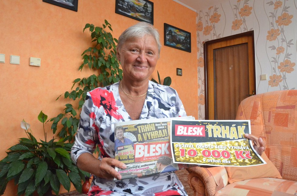 Jitka Feniková teprve tímto článkem a fotografií rodině prozrazuje, že vyhrála 10 tisíc korun v Trháku.