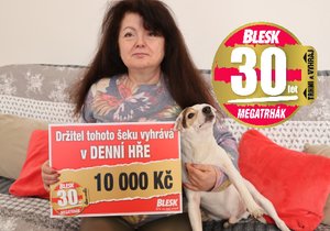 Lenka Vepřeková se svým výherním šekem z Megatrháku Blesku.