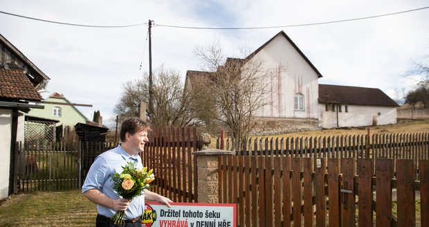 Reportér Hynek Zdeněk vyhlíží před domem výherkyni…