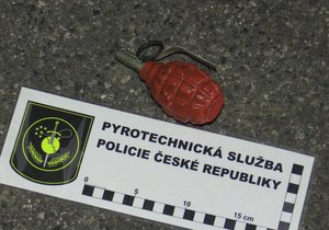 Muž vyhrožoval výbuchem granátu, policisté zjistili, že v něm nebyla nebezpečná složka a byl určen k výcviku.