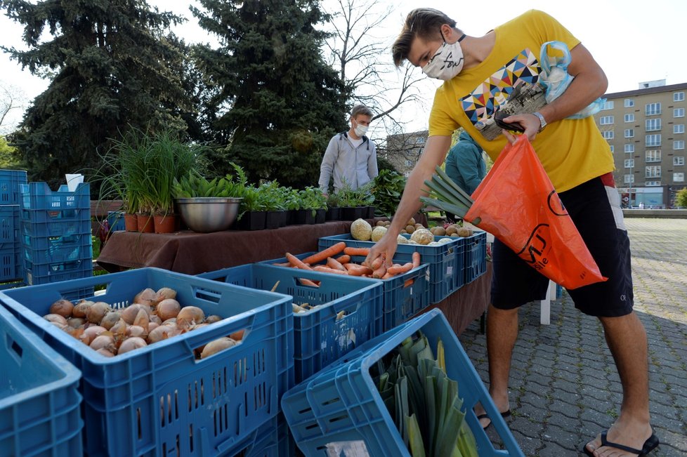 Na Kubánském náměstí v pražských Vršovicích si lidé 18. dubna 2020 ve vyhrazené době vyzvedávali na trhu zásilky od farmářů. Farmářské trhy se mohou pro zákazníky znovu plně otevřít od 20. dubna.