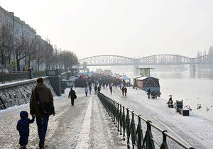 Náplavku na Rašínově nábřeží v Praze 2 chce Praha zvelebit.